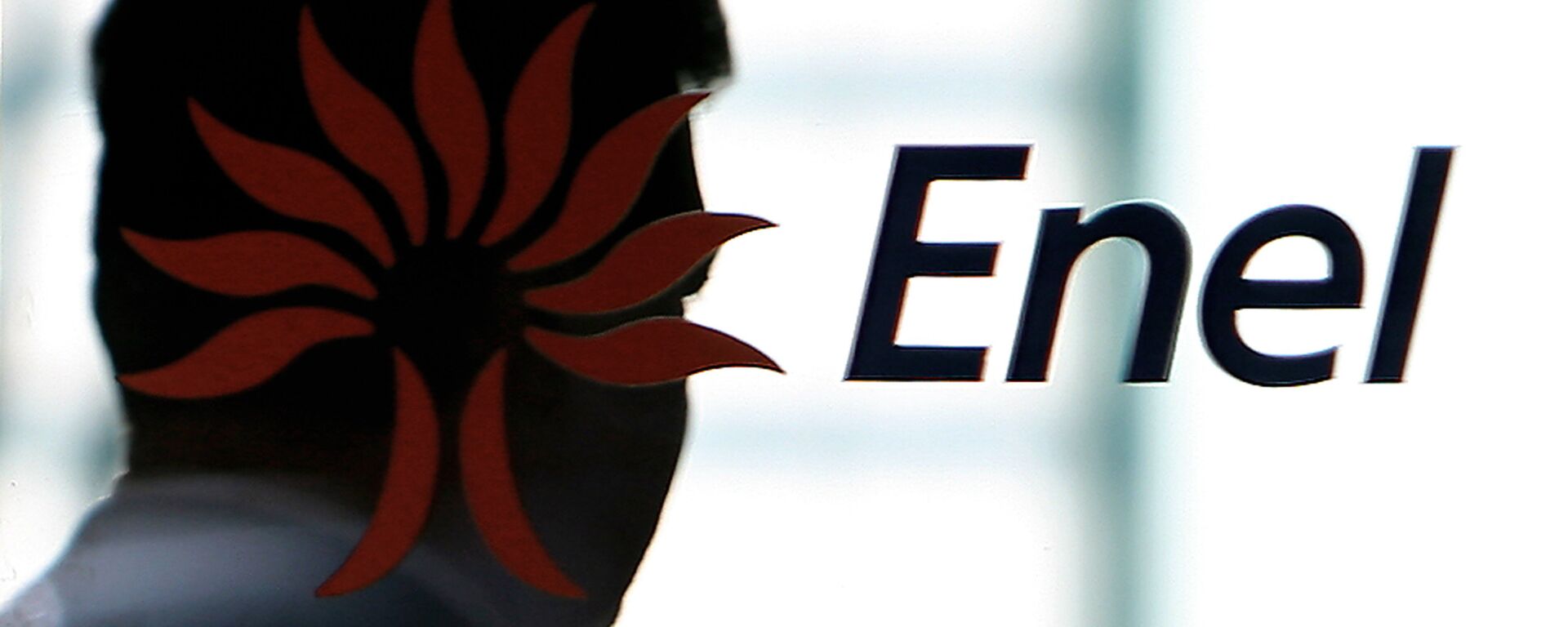 A man passes by Enel's logo at the Italian energy company's headquarters downtown Rome, 01 March 2007 - Sputnik Mundo, 1920, 23.11.2022