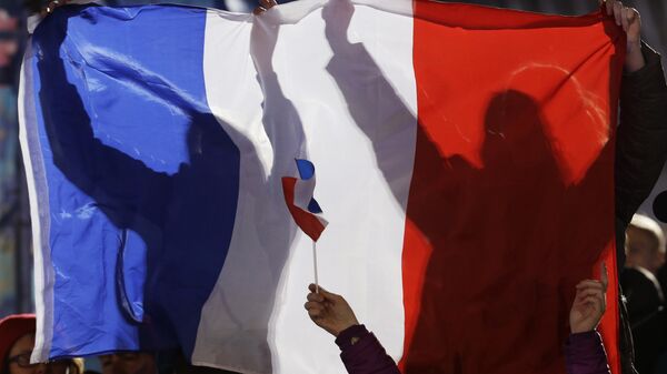 Aficionados franceses sostienen su bandera nacional mientras animan a los medallistas de Francia en skicross masculino durante la ceremonia de entrega de medallas en los Juegos Olímpicos de Invierno de 2014, el jueves 2 de febrero de 2014, en Sochi, Rusia. - Sputnik Mundo