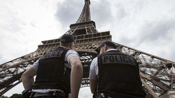 Policía francesa debajo de la Torre Eiffel (archivo) - Sputnik Mundo
