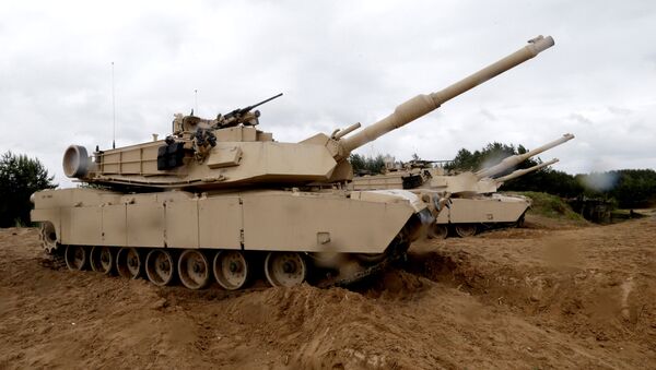 Tanques estadounidenses M1 Abrams durante las maniobras de la OTAN en Letonia - Sputnik Mundo