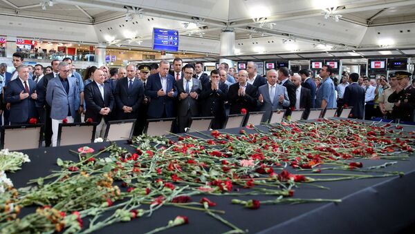 Recep Tayyip Erdogan, presidente de Turquía, rezando en el aeropuerto Ataturk tras el atentado - Sputnik Mundo