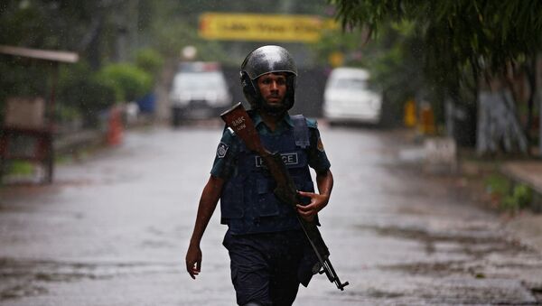 Un policía cerca del lugar del atentado en Daca, Bangladés - Sputnik Mundo