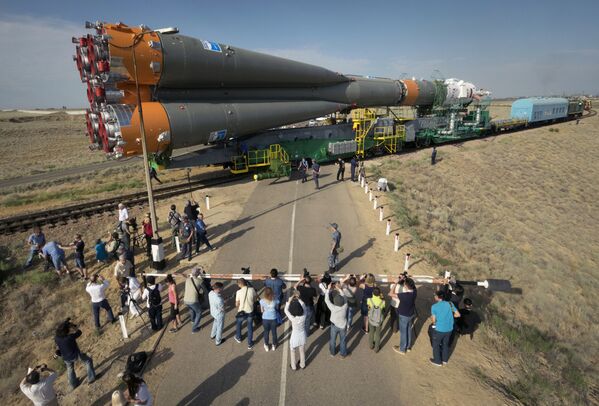 Preparativos para el lanzamiento del cohete portador ruso Soyuz-FG - Sputnik Mundo