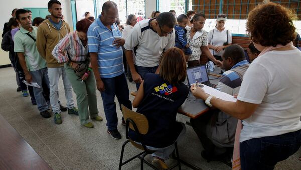 Proceso de verificación de las firmas para el referendo revocatorio contra Nicolás Maduro - Sputnik Mundo