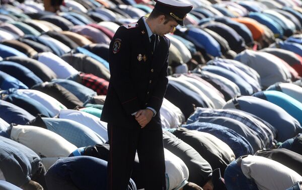 Un policía durante la celebración del Eid al-Fitr en Moscú - Sputnik Mundo