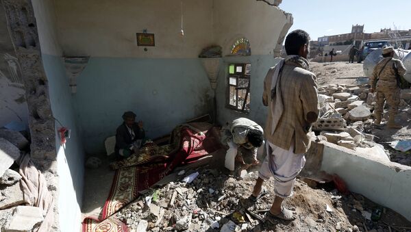 Consecuencias de los ataques aéreos liderados por Arabia Saudita en la capital de Yemen - Sputnik Mundo