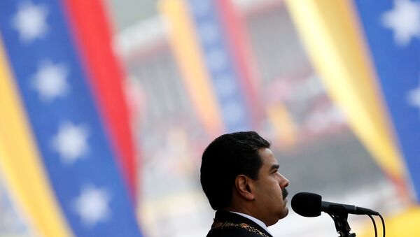 Nicolás Maduro en un desfile cívico militar en Caracas para conmemorar los 205 años de la declaración de independencia - Sputnik Mundo