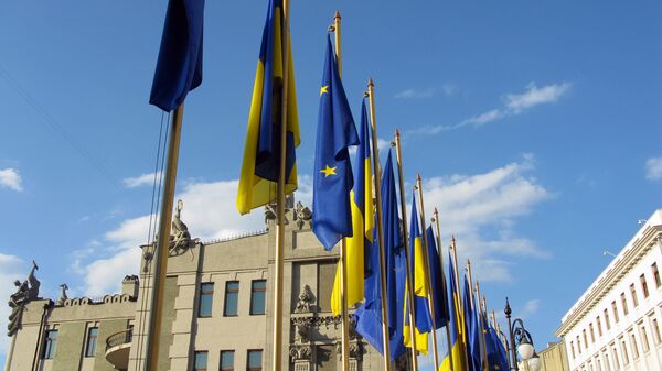 Banderas de la UE y Ucrania - Sputnik Mundo