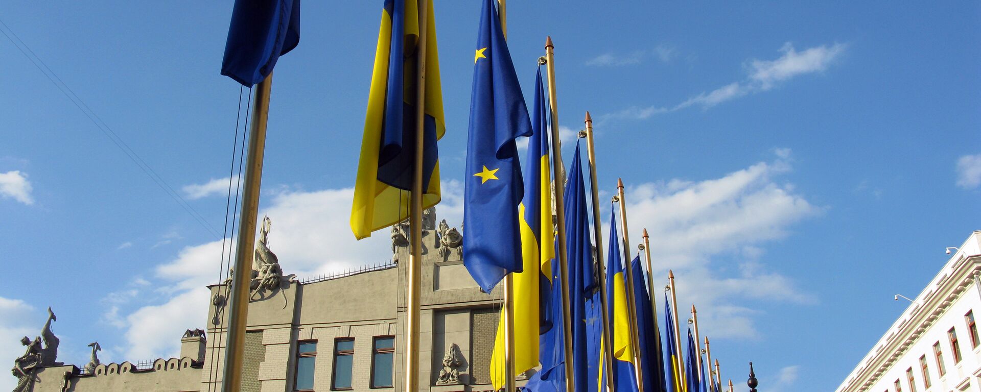 Banderas de la UE y Ucrania - Sputnik Mundo, 1920, 07.04.2023