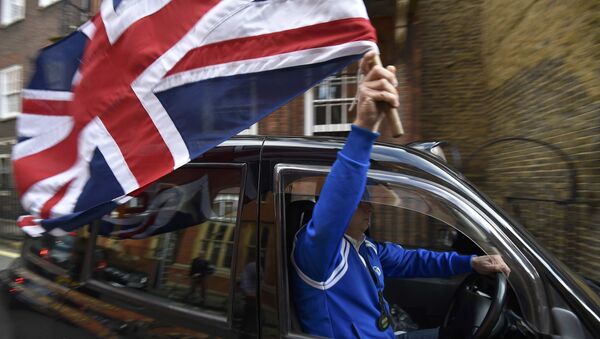 Un taxista con la bandera de Reino Unido - Sputnik Mundo