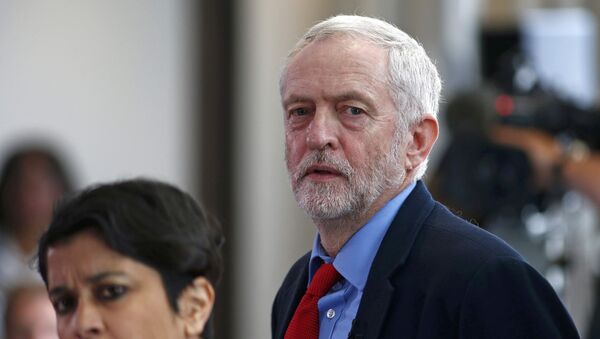 The leader of Britain's opposition Labour party, Jeremy Corbyn, listens during an event into antisemitism within the Labour party, in London - Sputnik Mundo
