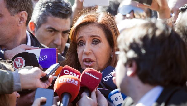 Argentina's former President Cristina Fernandez speaks to the media outside federal court in Buenos Aires, Argentina, Wednesday, July 6, 2016 - Sputnik Mundo