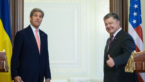 Presidente ucraniano, Petró Poroshenko, y secretario de Estado de EEUU, John Kerry - Sputnik Mundo