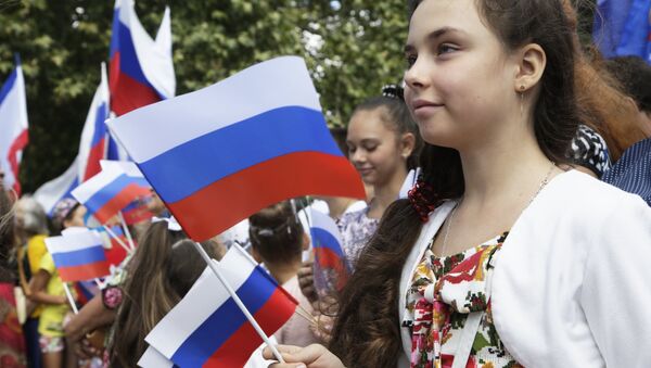 Una niña con la bandera de Rusia - Sputnik Mundo