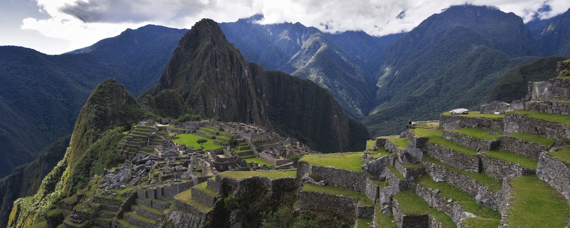 Vista de la montaña Huayna Picchu y las ruinas de la antigua ciudad de Machu Picchu. - Sputnik Mundo, 1920, 24.09.2019