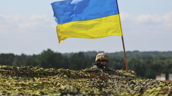 Un militar con la bandera nacional de Ucrania (archivo) - Sputnik Mundo