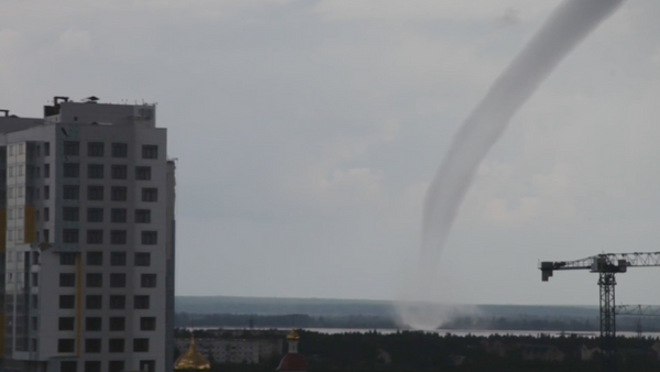 Twister ruso: un tornado se cierne sobre la ciudad de Surgut - Sputnik Mundo