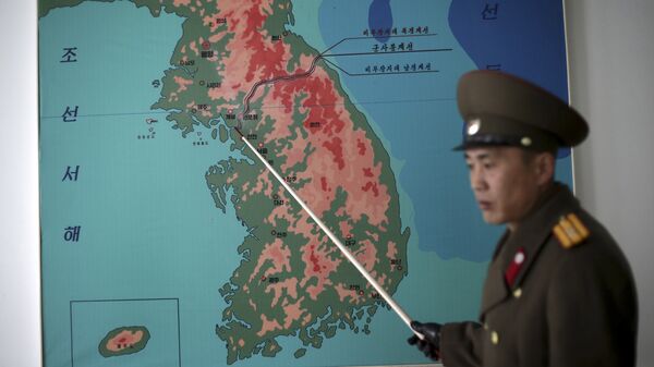 Soldado de la Armada muestra la delimitación de las dos Coreas - Sputnik Mundo
