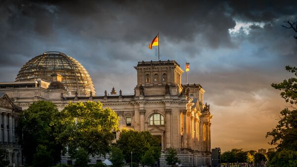 Bandera alemana en el parlamento en Berlín - Sputnik Mundo