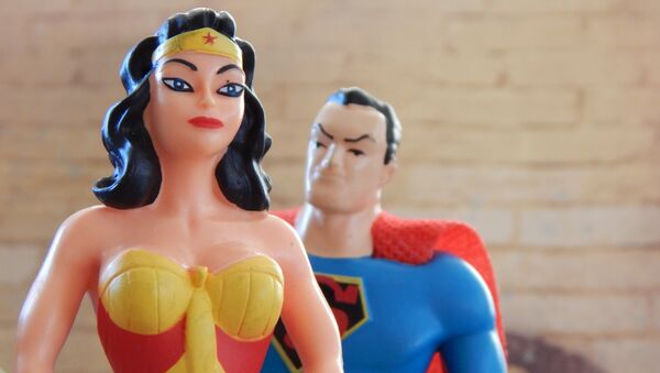 Muñecas de Wonder Woman y Superman - Sputnik Mundo