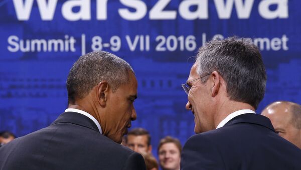 Presidente de EEUU, Barack Obama, y secretario general de la OTAN, Jens Stoltenberg, en la cumbre en Varsovia - Sputnik Mundo