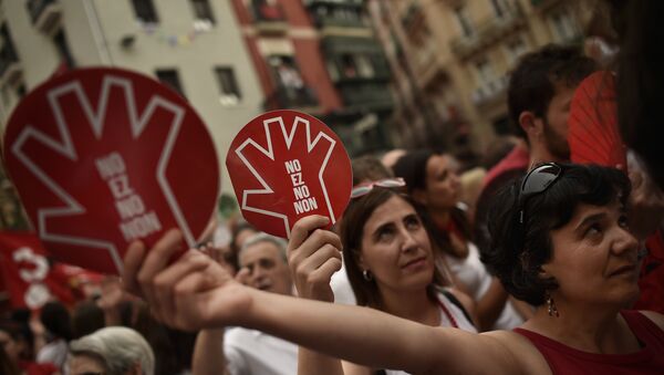People hold banners reading, ''No is No'' as they protest against an alleged sexual assault. at the San Fermin Festival, in Pamplona, northern Spain. - Sputnik Mundo