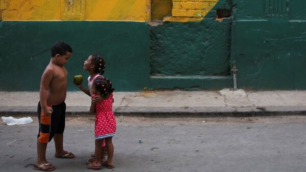 Los niños jugando en las calles de la Habana - Sputnik Mundo