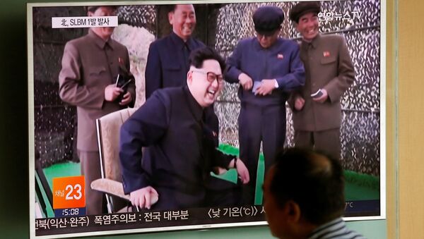 Los medios surcoreanos informan sobre el lanzamiento de un misil balístico norcoreano - Sputnik Mundo