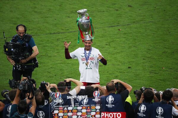 El jugador de la selección portugués Cristiano Ronaldo con la Copa de la Euro 2016. - Sputnik Mundo