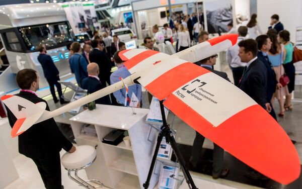 Primer dron creado completamente con tecnología de impresión 3D, presentado en Innoprom 2016 - Sputnik Mundo