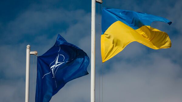 Las banderas de la OTAN y Ucrania (archivo) - Sputnik Mundo