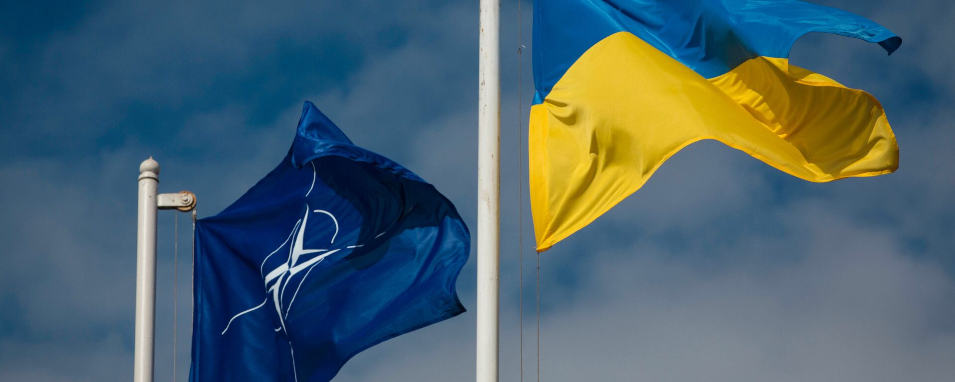 Las banderas de la OTAN y Ucrania - Sputnik Mundo, 1920, 10.07.2023