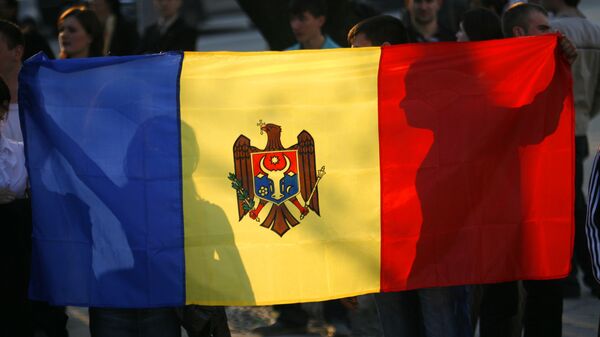 La bandera nacional de Moldavia durante las protestas - Sputnik Mundo
