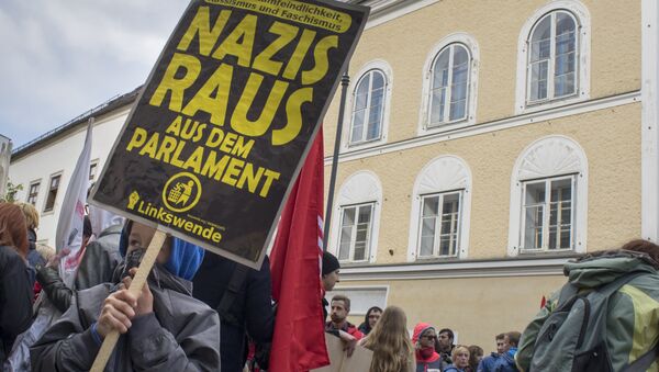 Protestas contra el fascismo al lado de  la casa natal de Hitler (archivo) - Sputnik Mundo