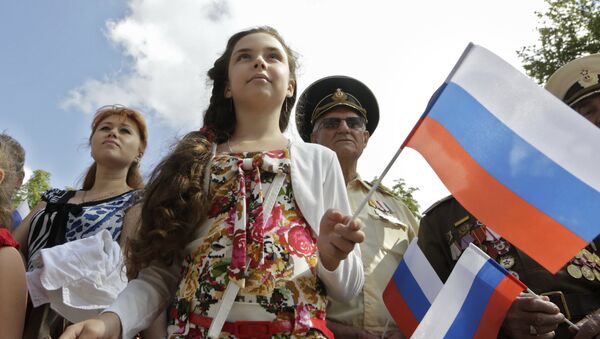La población de Crimea celebra el día de la bandera de Rusia - Sputnik Mundo