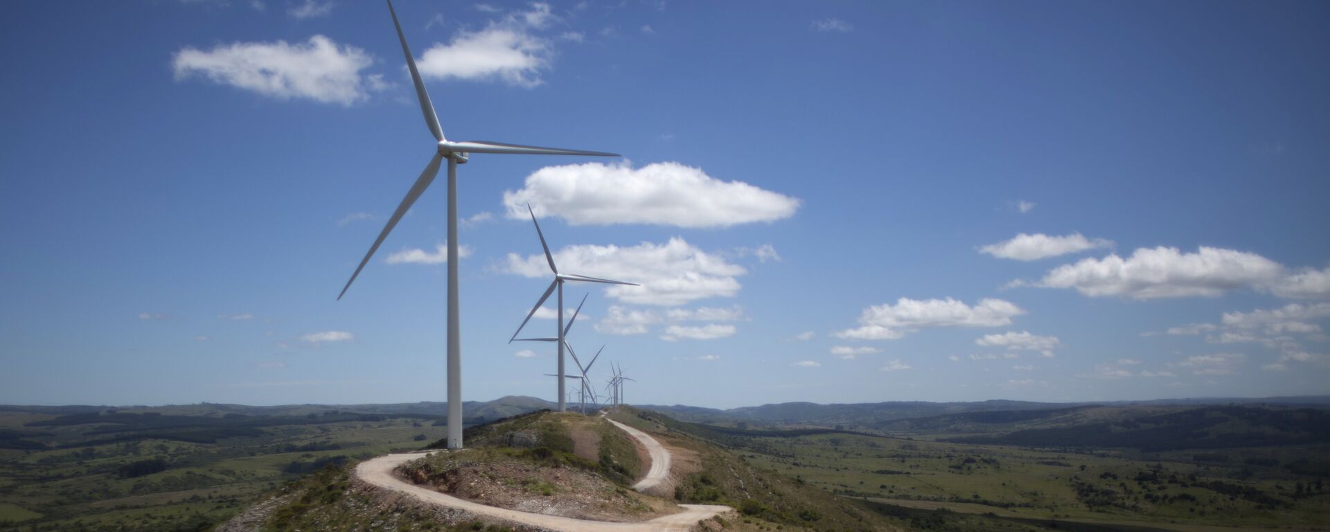 Wind turbines are seen at the Sierra de los Caracoles wind farm, in the department of Maldonado, east of Montevideo, on December 18, 2014.  - Sputnik Mundo, 1920, 17.08.2021