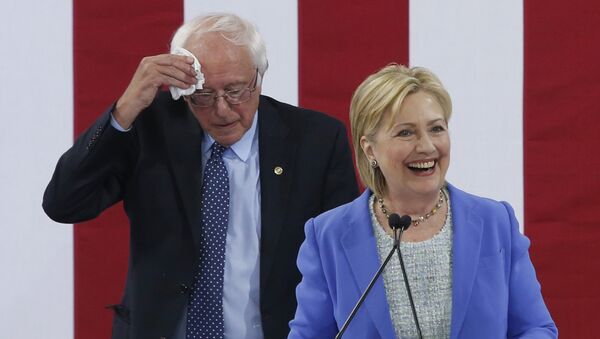 Bernie Sanders y Hillary Clinton - Sputnik Mundo