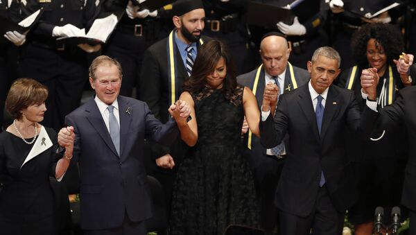 From left, former first lady Laura Bush, former President George W. Bush, first lady Michelle Obama and President Barack Obama join hands during a memorial service at the Morton H. Meyerson Symphony Center with the families of the fallen police officers, Tuesday, July 12, 2016, in Dallas - Sputnik Mundo