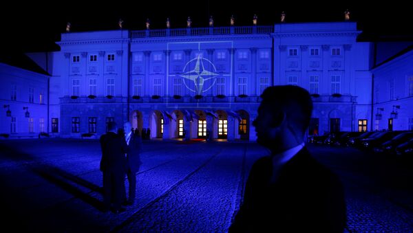 Logo de la OTAN proyectada sobre el Palacio Presidencial de Varsovia (Archivo) - Sputnik Mundo