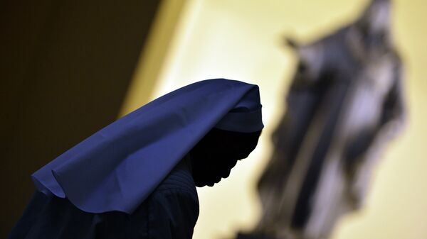 A nun walks in the hall of the Vatican's Gregorian University on November 13, 2012 in Rome - Sputnik Mundo