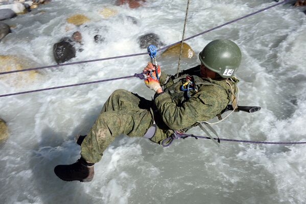 La competencia de las unidades militares alpinas 'Anillo de Elbrus' - Sputnik Mundo