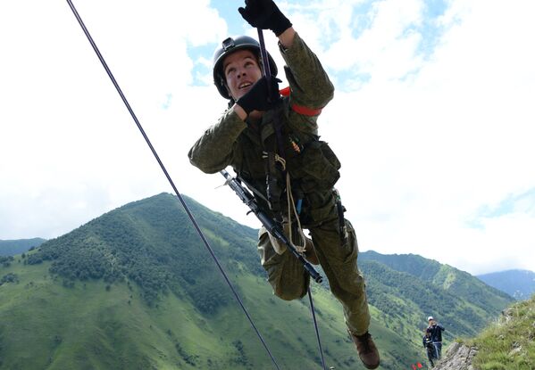 La competencia de las unidades militares alpinas 'Anillo de Elbrus' - Sputnik Mundo