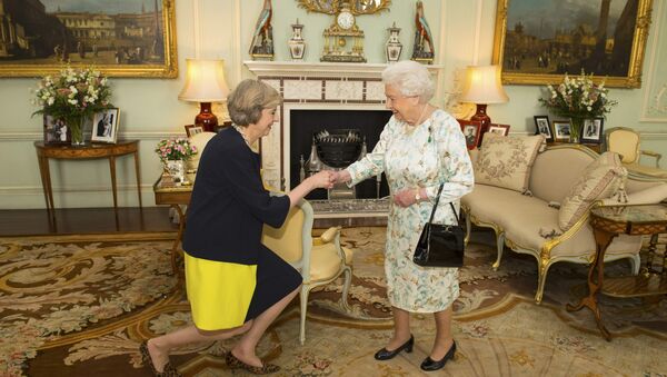 Theresa May y la reina Isabel II durante una audiencia oficial en el palacio de Buckingham - Sputnik Mundo