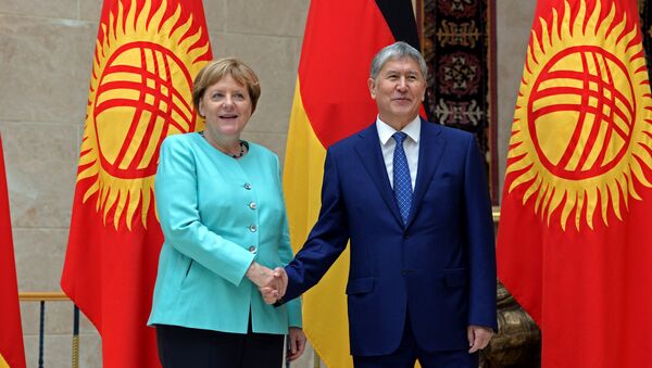 La canciller alemana, Angela Merkel, y el presidente de Kirguistán, Almazbek Atambáev - Sputnik Mundo