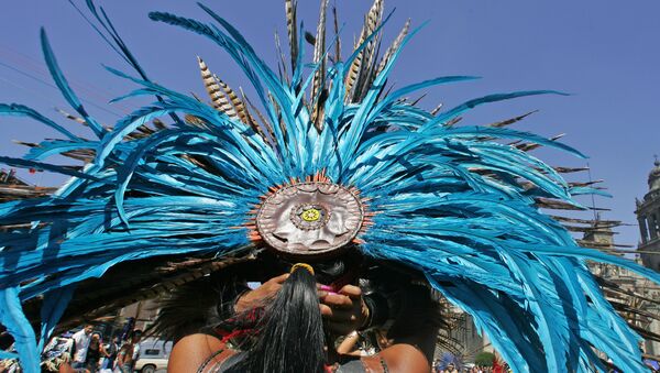 Un danzante con penacho de plumas, México - Sputnik Mundo