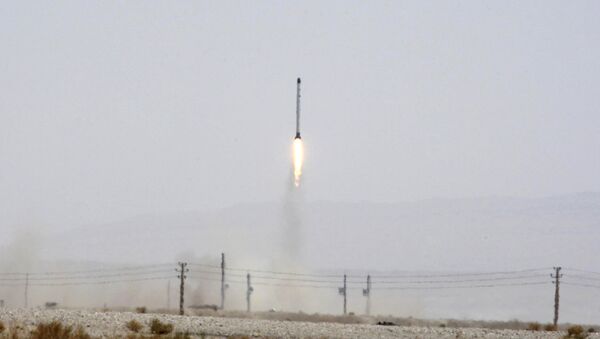 Lanzamiento de un cohete iraní (archivo) - Sputnik Mundo