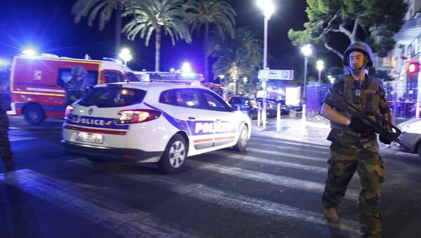 Policía y soldados franceses en el lugar donde un camión atropelló a una multitud en Niza - Sputnik Mundo