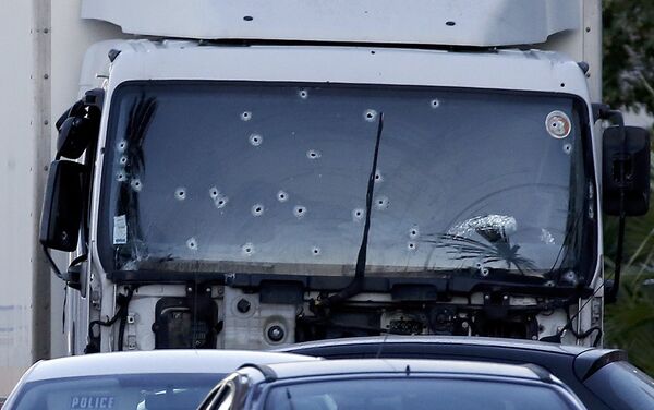 El camión que atropelló a una multitud en Niza - Sputnik Mundo