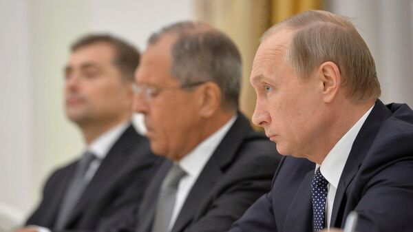 El presidente de Rusia, Vladimir Putin, y ministro de Exteriores de Rusia, Serguéi Lavrov durante la reunión con John Kerry, secretario de Estado de EEUU - Sputnik Mundo