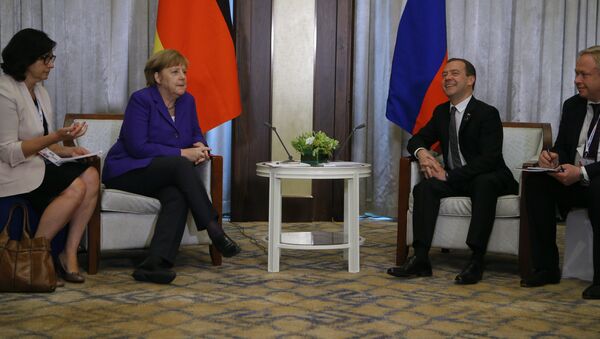 La canciller alemana, Angela Merkel, y el primer ministro ruso, Dmitri Medvédev, la cumbre del foro Asia-Europa en Ulán Bator, Mongolia - Sputnik Mundo